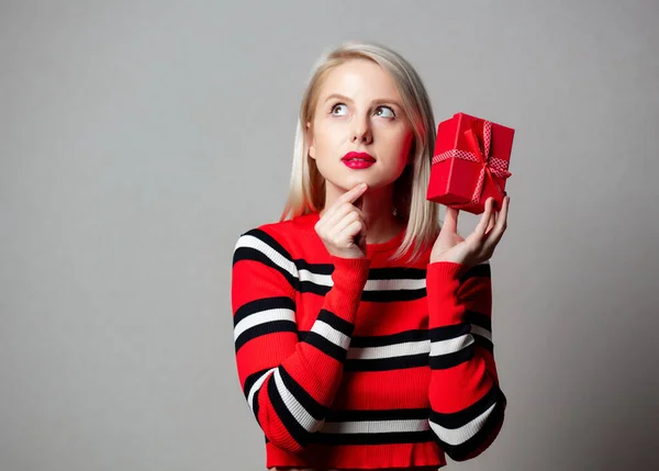 Style Blond Pull Rouge Avec Boîte Cadeau Sur Fond Gris — Photo