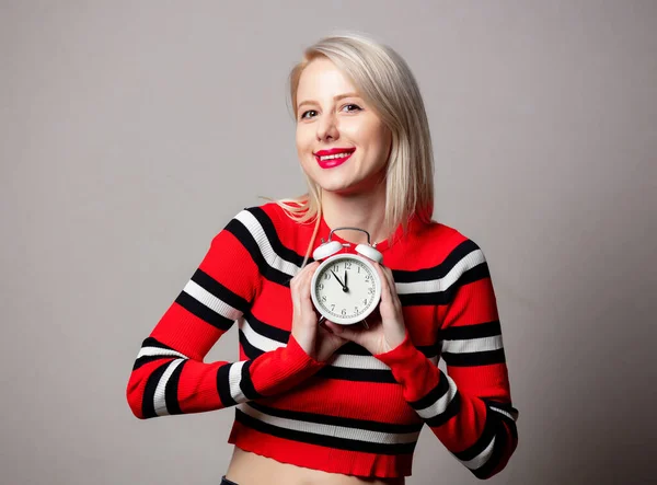 Chica Estilo Suéter Rojo Con Despertador Sobre Fondo Gris —  Fotos de Stock