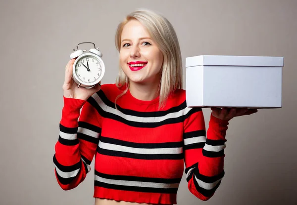 Stijl Blond Rode Trui Met Wekker Geschenkdoos Grijze Achtergrond — Stockfoto