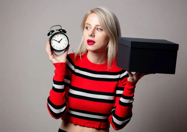 Estilo Rubio Suéter Rojo Con Reloj Despertador Caja Regalo Sobre —  Fotos de Stock