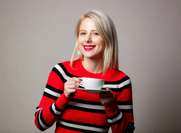 Stijl Blond Rode Trui Met Kopje Koffie Grijze Achtergrond — Stockfoto