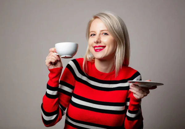 Stijl Blond Rode Trui Met Kopje Koffie Grijze Achtergrond — Stockfoto