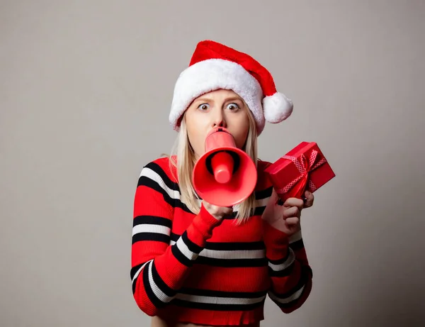 Stile Ragazza Cappello Natale Con Megafono Scatola Regalo Sfondo Grigio — Foto Stock