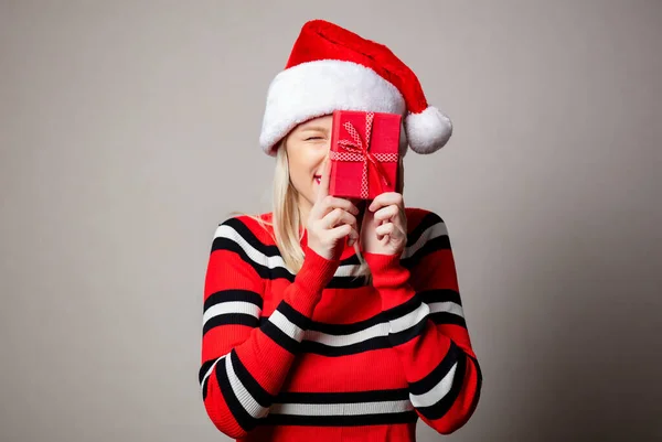 Style Girl Christmas Hat Gift Box Grey Background — Stock Photo, Image