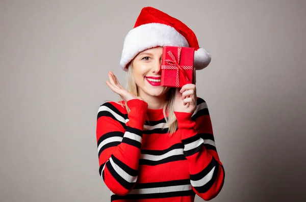 Chica Estilo Sombrero Navidad Con Caja Regalo Sobre Fondo Gris — Foto de Stock