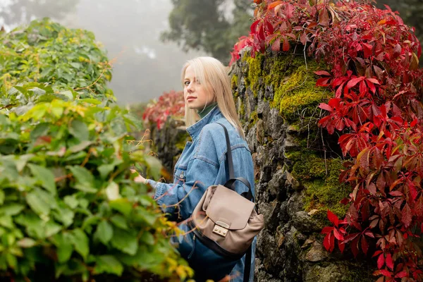 秋にバージニアクリーパーと庭で美しいブロンド — ストック写真