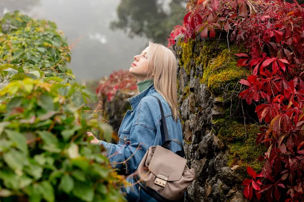 Loira Bonita Jardim Com Virginia Trepadora Outono — Fotografia de Stock