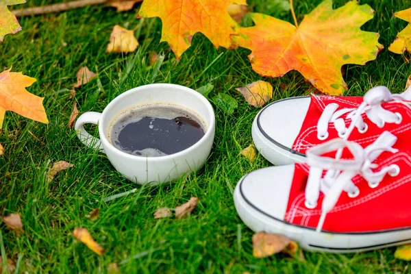 Cup Coffee Red Gumshoes Maple Leaves Green Grass Garden — Stock Photo, Image