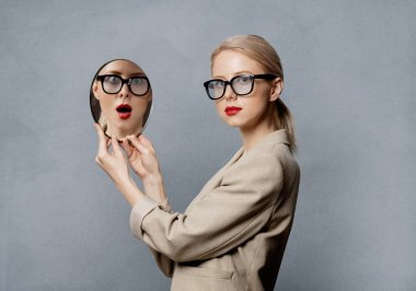 Gri arkaplanda ayna olan tarz sarışın 