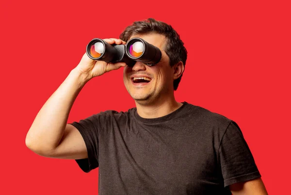 Man Black Shirt Binocular Red Background — Stock Photo, Image