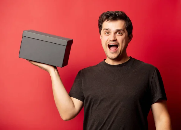 Guy Avec Boîte Noire Sur Fond Rouge — Photo