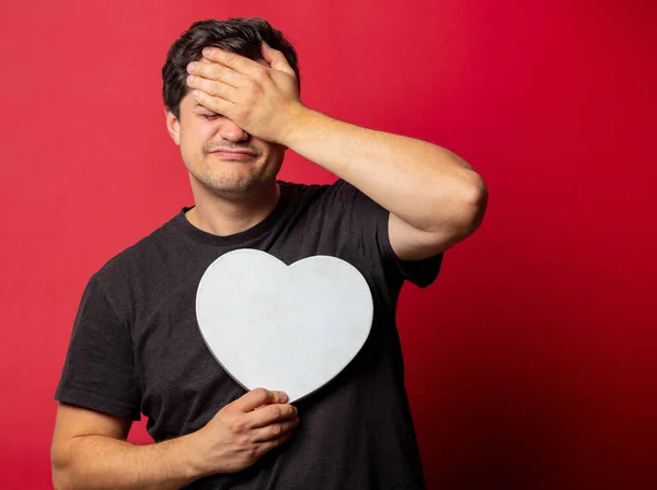 Tipo Morena Con Forma Corazón Sobre Fondo Rojo —  Fotos de Stock