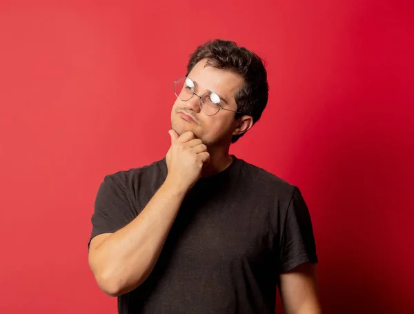 Hombre Con Gafas Camisa Sobre Fondo Rojo — Foto de Stock