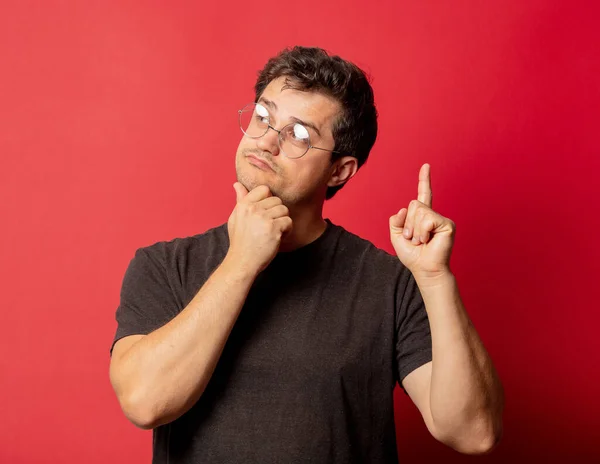 Mann Mit Brille Und Hemd Auf Rotem Hintergrund — Stockfoto