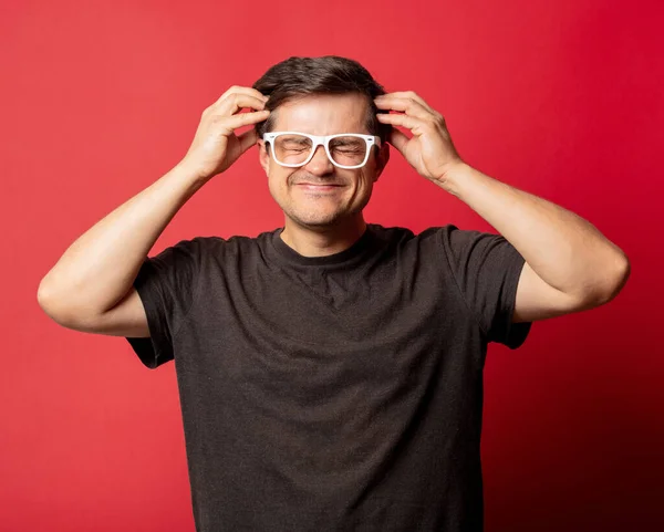 Hombre Con Gafas Camisa Con Dolor Cabeza Sobre Fondo Rojo — Foto de Stock