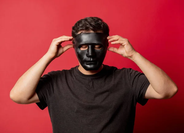 Hombre Blanco Máscara Negra Sobre Fondo Rojo — Foto de Stock