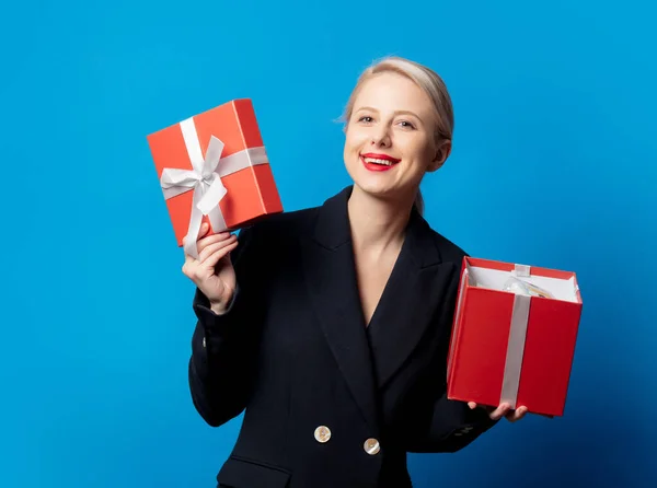 Estilo Rubio Chaqueta Negra Con Caja Regalo Sobre Fondo Azul —  Fotos de Stock