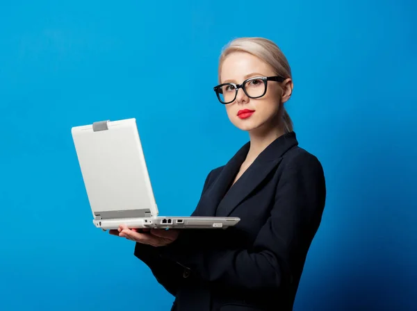 Stile Bionda Giacca Nera Con Computer Notebook Sfondo Blu — Foto Stock