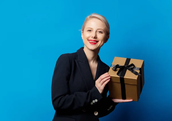 Estilo Loira Jaqueta Preta Com Caixa Presente Fundo Azul — Fotografia de Stock