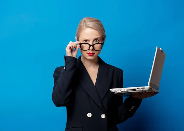 Stil Blondine Schwarzer Jacke Mit Notebook Computer Auf Blauem Hintergrund — Stockfoto