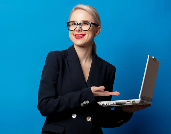 Style Blonde Black Jacket Notebook Computer Blue Background — Stock Photo, Image