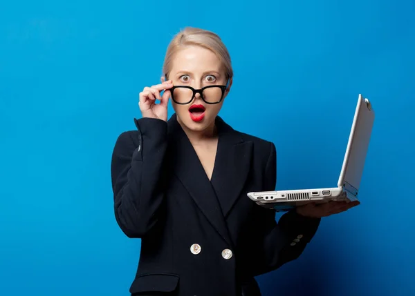 Stijl Blond Zwart Jasje Met Notebook Computer Blauwe Achtergrond — Stockfoto