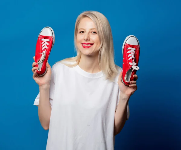 Loira Shirt Branca Com Gumshoes Vermelho Fundo Azul — Fotografia de Stock