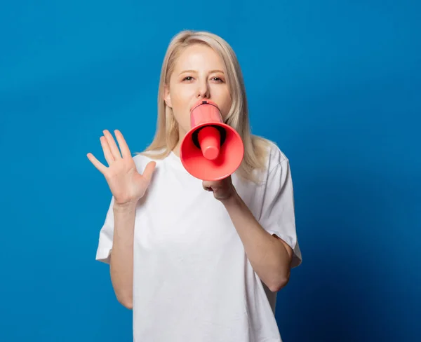 Rubia Camiseta Blanca Con Megáfono Sobre Fondo Azul —  Fotos de Stock