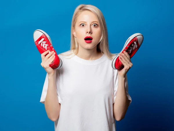 Rubia Camiseta Blanca Con Zapatos Goma Rojos Sobre Fondo Azul —  Fotos de Stock