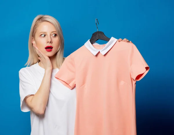 Blonde Weißem Shirt Mit Kleid Auf Kleiderbügel Auf Blauem Hintergrund — Stockfoto