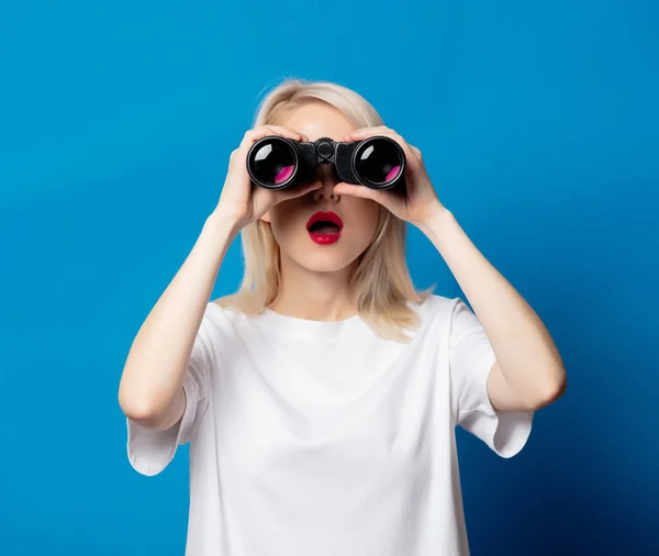 Bionda Shirt Bianca Con Binocolo Fondo Blu — Foto Stock