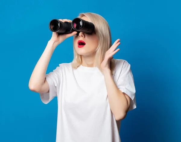 Loira Shirt Branca Com Binóculos Sobre Fundo Azul — Fotografia de Stock