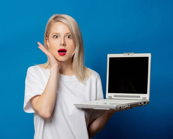 Flicka Vit Shirt Med Bärbar Dator Blå Bakgrund — Stockfoto