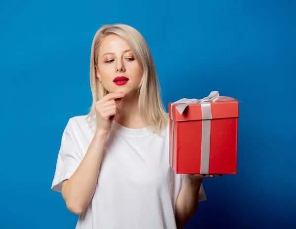 Menina Shirt Branca Com Caixa Presente Fundo Azul — Fotografia de Stock