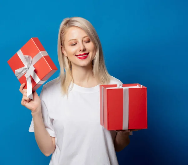 Niña Camiseta Blanca Con Caja Actual Sobre Fondo Azul —  Fotos de Stock