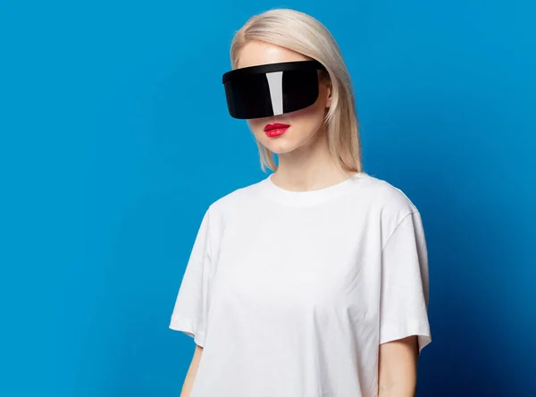 Blond Futuristischer Brille Auf Blauem Hintergrund — Stockfoto