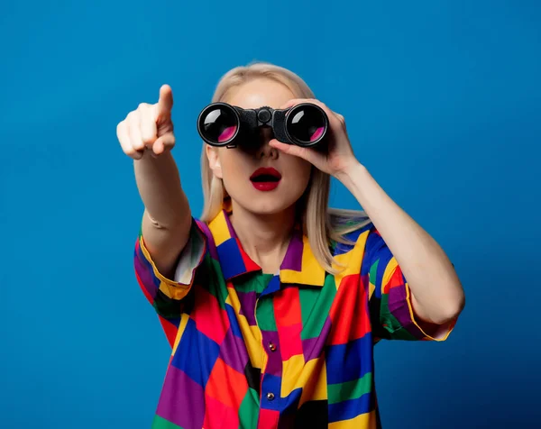 Blondes Mädchen 90Er Hemd Mit Fernglas Auf Blauem Hintergrund — Stockfoto
