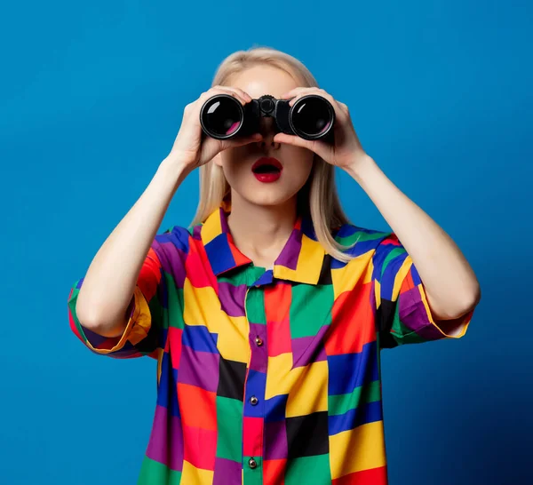 Menina Loira Camisa Dos Anos Com Binóculos Fundo Azul — Fotografia de Stock