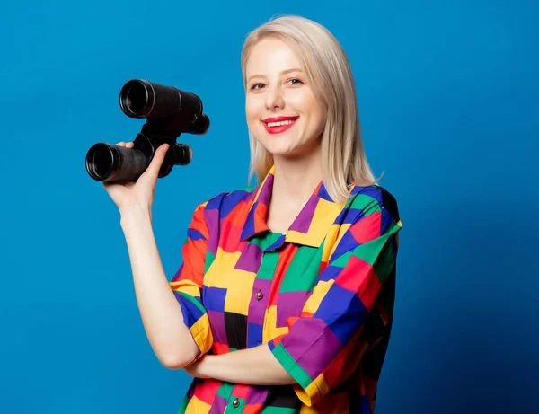 Blond Flicka Tals Skjorta Med Kikare Blå Bakgrund — Stockfoto