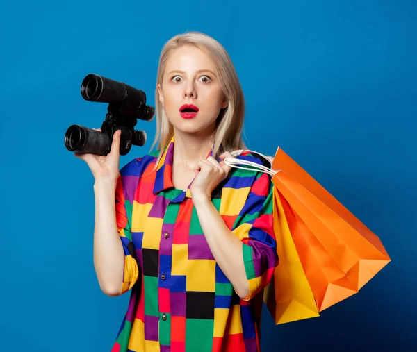 Blondes Mädchen 90Er Hemd Mit Fernglas Und Einkaufstaschen Auf Blauem — Stockfoto