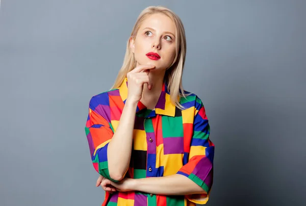 Chica Rubia Camisa Los Sobre Fondo Gris — Foto de Stock