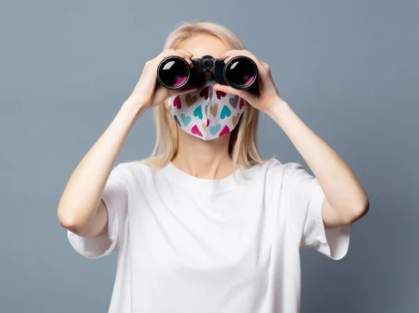 Menina Bonita Máscara Facial Com Binóculos Fundo Cinza — Fotografia de Stock