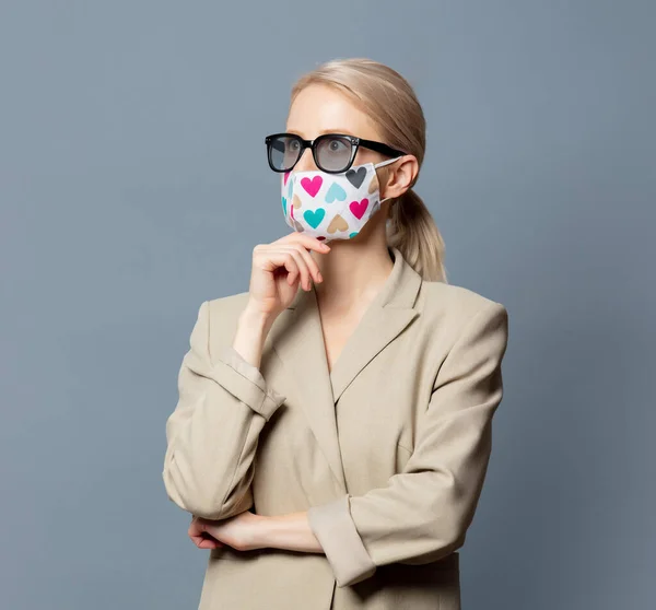 Mulher Bonita Máscara Facial Óculos Fundo Cinza — Fotografia de Stock