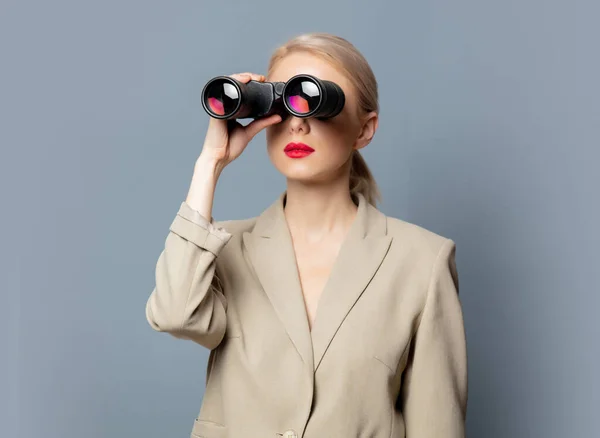 Stil Blondine Jacke Mit Fernglas Auf Grauem Hintergrund — Stockfoto