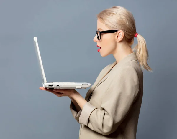 Stil Blond Med Bärbar Dator Grå Bakgrund — Stockfoto