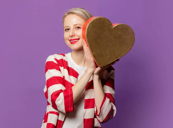 Hermosa Rubia Chaqueta Roja Con Caja Regalo Forma Corazón Sobre —  Fotos de Stock