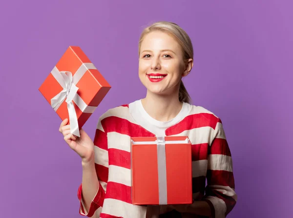 Hermosa Rubia Chaqueta Roja Con Caja Regalo Sobre Fondo Morado —  Fotos de Stock