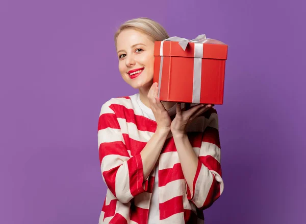 Bella Bionda Giacca Rossa Con Scatola Regalo Sfondo Viola — Foto Stock