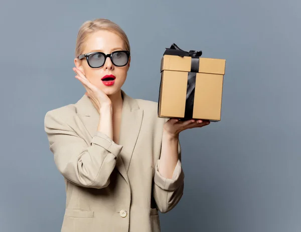 Estilo Rubio Chaqueta Gafas Sostiene Caja Regalo Sobre Fondo Gris —  Fotos de Stock