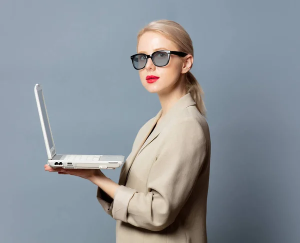 Stil Blond Med Bärbar Dator Grå Bakgrund — Stockfoto